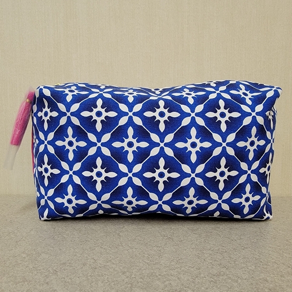 Estee Lauder Cosmetics Bag - Picture 2 of 5